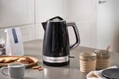 Vedenkeitin - Russell Hobbs Vedenkeitin Rakennevedin - Gloss black with stainless steel accents - 2400 W - 28081-70