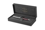 Kirjoitus- ja piirustustarvikkeet - Parker Sonnet Ballpoint Pen | Premium Metal and Red Satin Finish with Chrome Trim | Medium Point with Black Ink Refill | Gift Box - 2119783