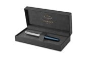 Kirjoitus- ja piirustustarvikkeet - Parker Sonnet Fountain Pen | Premium Metal and Blue Satin Finish with Chrome Trim | Fine 18k Gold Nib with Black Ink Cartridge | Gift Box - 2119743