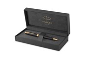 Kirjoitus- ja piirustustarvikkeet - Parker Sonnet Ballpoint Pen | Matte Black Lacquer with Gold Trim | Medium Point Black Ink | Gift Box - 1931519