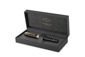 Kirjoitus- ja piirustustarvikkeet - Parker Duofold Centennial Fountain Pen | Classic Black with Gold Trim | Medium Solid Gold Nib | Black Ink and Convertor | Premium Gift Box - 1931382