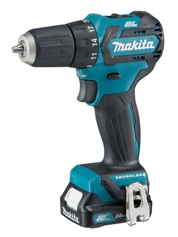 Makita 10,8 V:n akkukäyttöinen porakone DF332DSAJ, jossa on 2 x 2,0 Ah:n akku ja laturi.