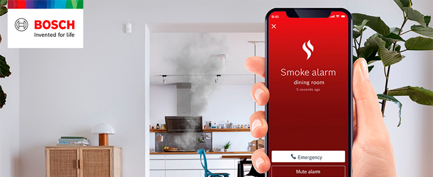 Bosch Smart Home -sovellus näyttää palovaroitinilmoituksen ruokailutilasta hätäpuhelu-painikkeella ja savua keittiöstä