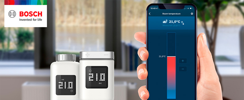 Bosch Smart Home patteritermostaatti II näytöllä 21°C ohjataan Bosch Smart Home -sovelluksella älypuhelimessa
