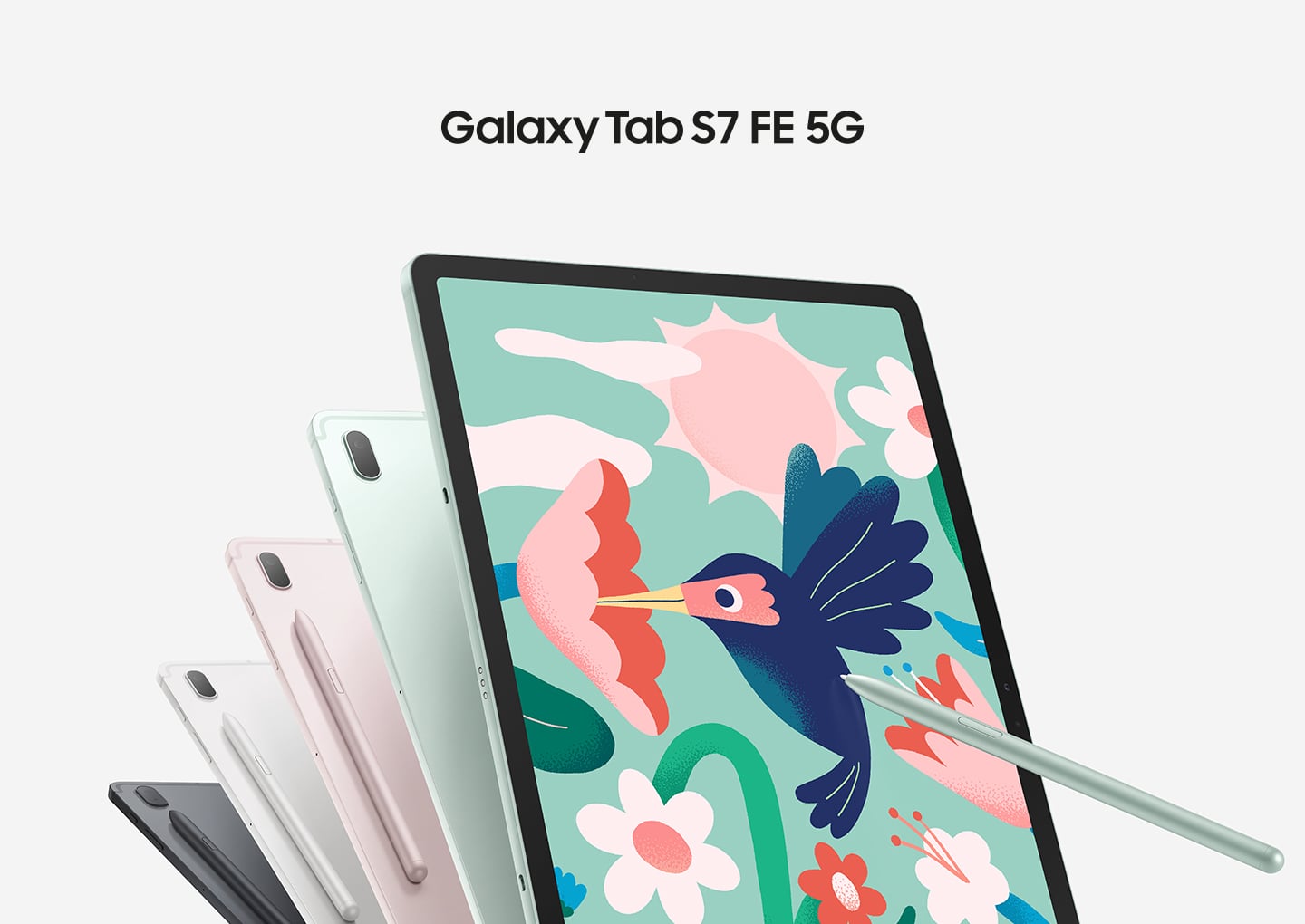 Viisi Galaxy Tab S7 FE 5G -tablettia, neljä takaapäin ja yksi edestä nähtynä. Takaapäin näkyvät esittelevät värejä Mystic Black, Mystic Silver, Mystic Pink ja Mystic Green. Yhteensopiva S Pen on kiinnitetty magneettisesti taustapuolelle. Edestä näkyvää tablettia koskettaa S Pen, jolla piirretään kukasta mettä imevä kolibri. Tekstissä lukee Galaxy Tab S7 FE 5G.