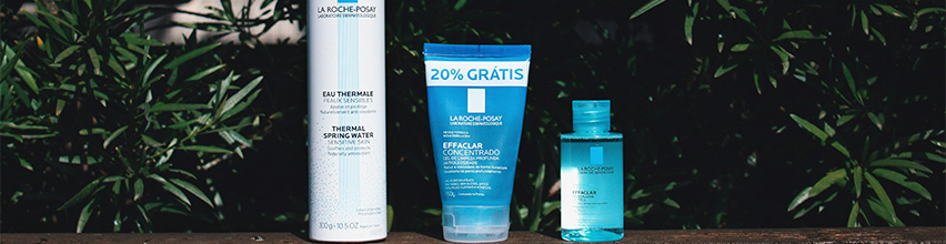 La Roche-Posay -tuotteet sinisissä ja valkoisissa pulloissa seisovat rivissä.
