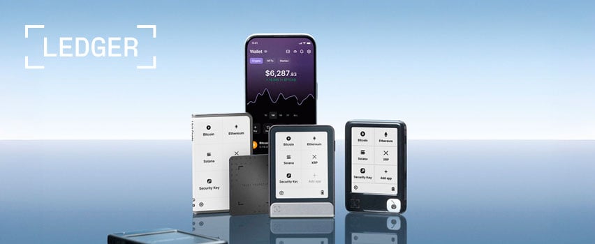Ledger-laitelompakot kryptovaluutoille ja Ledger-sovellus älypuhelimessa, jossa näkyvät Bitcoin, Ethereum ja Solana