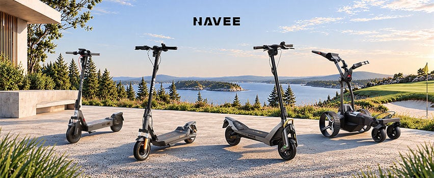 Navee-sähköpotkulaudat ja sähkögolfkärry terassilla, josta on näkymä järvelle ja golfkentälle
