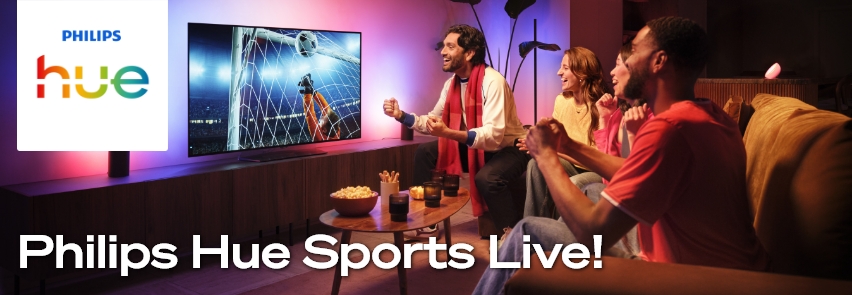 Philips Hue Sports Live – ystävät katsovat jalkapallo-ottelua televisiosta värikkäässä Philips Hue -älyvalaistuksessa olohuoneessa