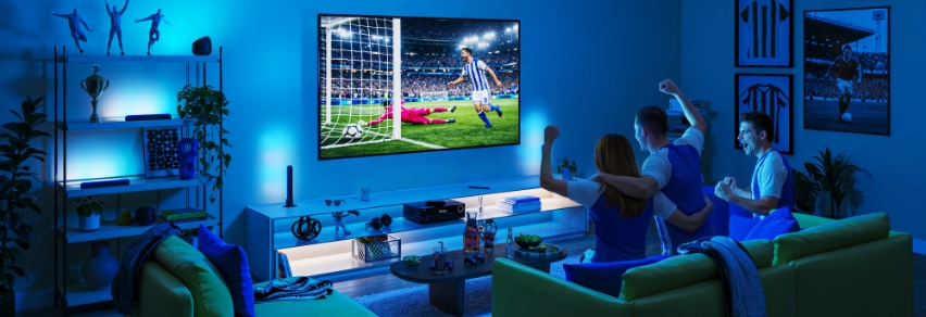 WiZ Sports Live -banneri – jalkapallostadion yöllä televisiossa sinisellä WiZ-valolla ja WiZ-logolla