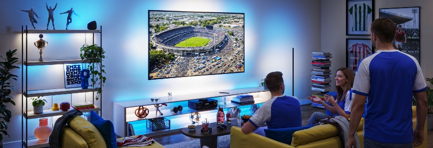 Ystävät reagoi punaiseen korttiin televisiossa dramaattisella punaisella WiZ Sports Live -valaistuksella olohuoneessa
