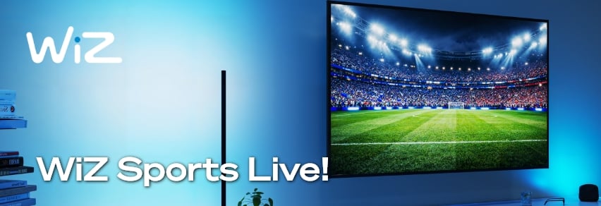 WiZ Sports Live – ystävät katsovat jalkapallostadionin ilmakuvaa televisiosta sinisellä WiZ-älyvalaistuksella olohuoneessa