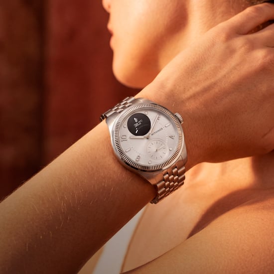 Withings hybridismartkello hopeana teräsrannekkeella ranteessa – tyylikäs terveyskello aktiivisuuden ja unen seurantaan