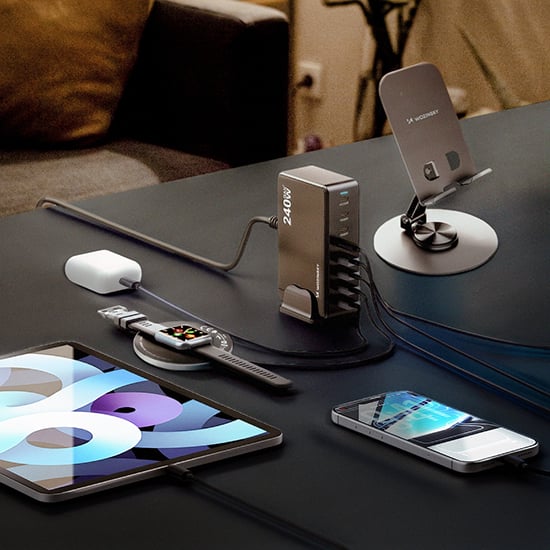 Wozinsky mobiilitarvikkeet 240W latausasema, puhelinpidike, tabletti ja älykello modernilla pöydällä