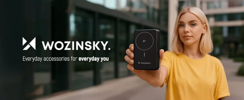 Nainen keltaisessa t-paidassa esittelee Wozinsky langatonta powerbankkia sloganilla Everyday accessories for everyday you