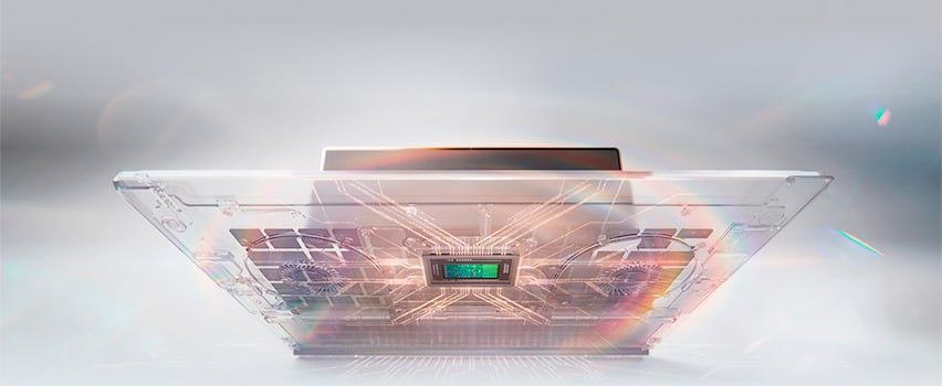 Läpinäkyvä kannettava tietokone, jonka sisällä näkyvät NVIDIA RTX Spark -siru, piirit ja tuulettimet